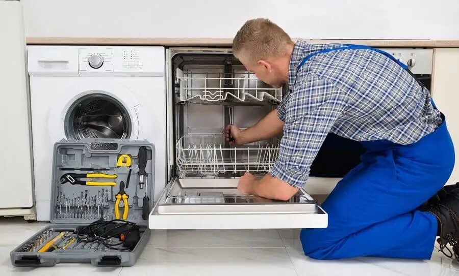 Kandıra Hoover servisi teknisyen ekibi beyaz eşya tamiri yaparken